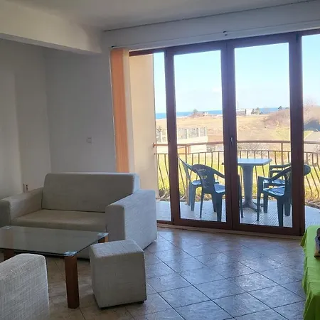 Blue Sky Apartment *